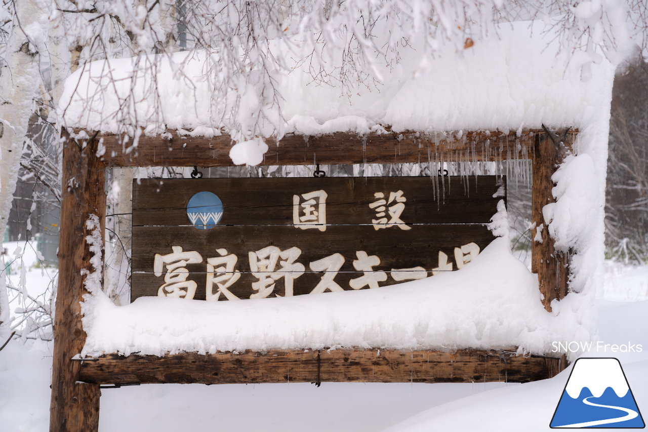 富良野スキー場｜標高1,074ｍ。富良野ZONE山頂エリア本日開放！山頂から山麓まで滑り応えたっぷり標高差約800ｍのロングダウンヒルと、ふわふわと舞う粉雪を同時に楽しめる富良野スキー場って、やっぱり凄い☆